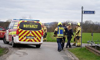 Der Notarzt untersuchte die Seniorin und ihre Pflegerin zunächst vor Ort. Die 95-Jährige kam daraufhin ins Krankenhaus. - Gerald Dunkel