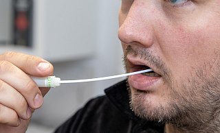 Jeder gesunde Mensch zwischen 17 und 55 Jahren ist eingeladen, sich am 3. Juni bei seiner örtlichen Feuerwehr als potenzieller Stammzellspender in die Datenbank der DKMS aufnehmen zu lassen. - picture alliance/dpa