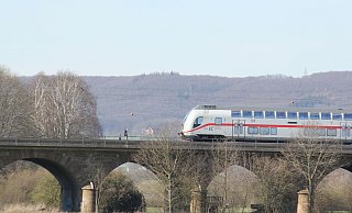 Die Planungen zur neuen ICE-Trasse laufen weiter - abseits der Öffentlichkeit. Ein Intercity fährt vor der Kulisse des Wiehengebirges über die Weserflut-Eisenbahnbrücke an der Königstraße in Bad Oeynhausen. - Ulf Hanke