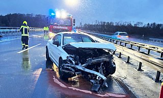 Der verunglückte AMG-Mercedes kommt an der Mittelschutzplanke der A44 auf der Richtungsfahrbahn Kassel zum Stehen. - Feuerwehr Büren
