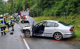 Aufgrund eines Unfalls musste die Landstraße 549 bei Bad Wünnenberg am Freitagmorgen gesperrt werden. - Feuerwehr Bad Wünnenberg
