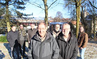 Der Stiftungsvorstand mit Sebastian Otten (v. l.), Patrick Kleibold, Burkhard Nickel, Pater Josef Klingele (vorn), Schulleiter Matthias Nadenau, Pater Thomas Wunram und Marcus Weiß. - Burkhard Battran