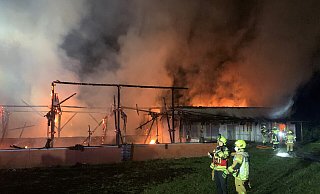 Von dem Gebäude in der Kleingartenanlage Balhorner Feld blieb nur ein Gerippe übrig. - Feuerwehr Paderborn