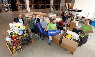 Hilfstransport für Flutopfer: Die Lkw-Fahrer Thomas Fiekens und Stefan Wünnink (in grünen Shirts v.l.) sowie (v.l.) Armin Halfar, Jutta Küster, Jörn Wahl-Schwentker, Thomas Holz und Axel Deppe mit dem Material für die Aufräumarbeiten in Bad Münstereifel. - Wolfgang Rudolf