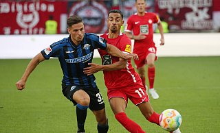 Marcel Hoffmeier (l.), hier im Duell gegen Lauterns Kenny Prince Redondo, ist auch gegen den FCK wieder mit von der Partie und auch in der Startelf zu erwarten. - picture alliance / Promediafoto