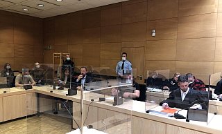 Saal 5 des Landgerichts Bielefeld zum Prozessauftakt: Strafverteidiger, Angeklagte und zwei Dolmetscher sitzen auf engstem Raum. Angeklagt sind C. (ganz links), P. (zweiter von rechts im schwarzen T-Shirt) und N., der rechts hinter dem Bielefelder Strafverteidiger Henning Jansen zu erkennen ist. - Jürgen Mahncke