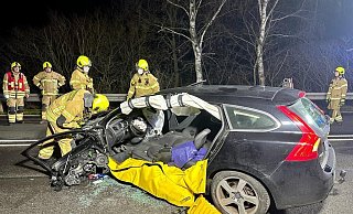 Bei dem Verkehrsunfall auf der B1 werden zwei Männer schwer verletzt. - Ralph Meyer