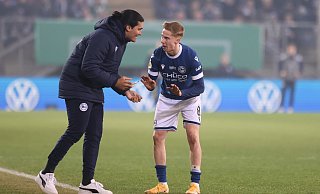 Arminias Co-Trainer Daniel Jara hat sich taktische Anweisungen in die Hand geschrieben. Diese gibt er Mittelfeldspieler Sam Schreck mit auf dem Weg. - Oliver Krato