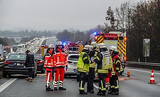 Schwerer Unfall mit mehreren Fahrzeugen auf der A2 in Bielefeld. - Paul Brinkmann