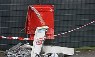 Durch die Wucht der Sprengung wurde dieser Zigarettenautomat am Wurmker Weg förmlich in Stücke gerissen. - Claus Frickemeier