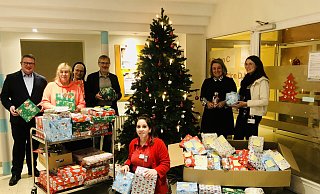 Das „Christkind“ war da – und zwar in Gestalt von Löwenmama Susanne Saage und Beate Pfänder, die eine Vielzahl an Weihnachtsgeschenken für Kinder spendeten, die Weihnachten in der Klinik verbringen müssen. - St. Vincenz-Krankenhaus