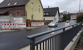 Endlich wieder befahrbar: Erstmals seit Mai rollen wieder Autos und Busse über die Bekebrücke. - Birger Berbüsse