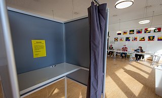 Ist die Kabine zu eng oder die Ablage zu hoch, wird die Wahlabgabe für Menschen, die Rollstuhl, Rollator oder andere Hilfsmittel nutzen, schwierig. In Löhne soll in jedem Wahllokal mindestens eine behindertengerechte Wahlkabine stehen. - Niklas Tüns