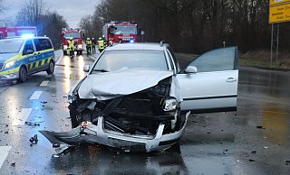 Es entstand hoher Sachschaden an den beiteiligten Fahrzeugen. - Polizei
