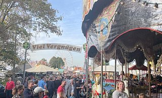 Das historische Kinderkarussell begeisterte an bewährter Stelle am Eingang zum Vergnügungsmarkt nicht nur die ganz Kleinen. - Sandra Spieker