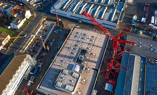 Ein besonders starker mobiler Schwerlastkran lässt eine der etwa 150 Tonnen schweren Pressen nach der anderen in die Halle hinab. Fotos: Miele - Foto: Miele