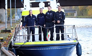 An Bord der WSP 16: Thomas Bues, Peter Mentzner, Björn Siebering und Christoph Spieker von der Mindener Wasserschutzpolizei. - Alex Lehn