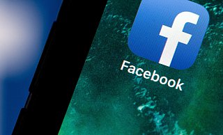 Die mutmaßlichen Betrüger haben sich per Facebook Marketplace an ihr Opfer gewandt. - dpa