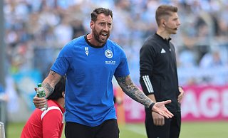 Arminia-Trainer Mitch Kniat war in München an der Seitenlinie gewohnt emotional. Der 38-Jährige sah eine gute Vorstellung seiner Mannschaft. - IMAGO/Lackovic