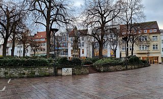 Zur Tatzeit standen noch Weihnachtshütten gegenüber des Residenz an den Mauern des Marienplatzes. - Polizei Paderborn