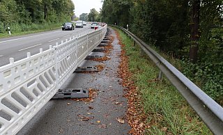 An der Levisonstraße wird die Umleitung sehr schmal. Dazu kommen noch die in den Weg ragenden Füße der Baken und das nasse Laub. - Meiko Haselhorst