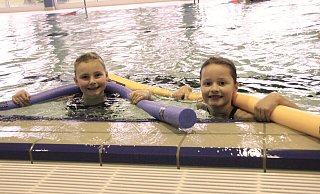 Malu und Lina sind zwei der ganz jungen Sportlerinnen des VfL und schwimmen mit Begeisterung im Vördener Freizeithallenbad. - Madita Schellenberg