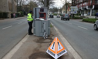 Der mobile Blitzer befindet sich auf dem Grünstreifen der Straße "Auf der Freiheit" und kann in beide Richtungen blitzen. Beamte des Ordnungsamtes nehmen ihn hier gerade in Betrieb und führen erste Testmessungen durch. - Claus Frickemeier