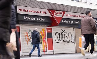 Bäckerei Schäfers ist bereits geschlossen. Andere Geschäfte im Karstadt-Gebäude bleiben vorerst geöffnet. - Oliver Krato