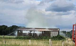 Die Freiwillige Feuerwehr Höxter unterstützt bei einem Scheunenbrand jenseits der Weser. - Feuerwehr Höxter