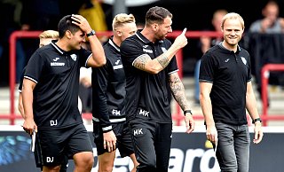 Verls Sportlicher Leiter Sebastian Lange (r.) ahnte schon länger, was jetzt bekannt ist: Seinen Trainer Mitch Kniat (2. v. r.) zieht es zu einem größeren Klub. Er wird künftig Arminia Bielefeld coachen. - IMAGO/pmk