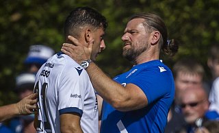 Blaues Auge: Stefano Russo (l.) trug einen tiefen Cut im Gesicht davon und musste von Physio Michael Schweika behandelt werden. - Sarah Jonek Fotografie