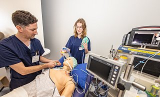 Intubation nach Narkose-Schock: Wie hier Jasmina Gabriel unter Anleitung von Oberarzt Jan Siemoneit sollen Medizinstudenten am Klinikum Mitte zukünftig an lebensgroßen, programmierbaren Modellen trainieren. - Mike-Dennis Mller / www.mdm.photo