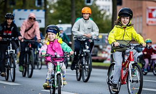 Mehrere hundert Kinder demonstrieren bei einem Fahrradkorso durch die Bielefelder Innenstadt für sicherere Wege zur Schule und in der Freizeit. - Sarah Jonek / Jonek Fotografie
