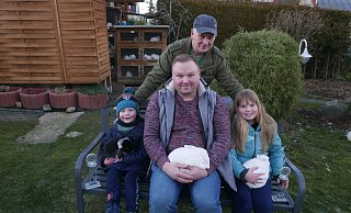 Sascha Hesse (vorne, M.) und seine Tochter Marie (r.) haben mit ihren Siegerkaninchen gleich zwei Landestitel in den Kreis Paderborn geholt. Darüber freut sich besonders auch Gerhard Hesse (hinten), denn Rassekaninchen gehören in der vierten Generation zur Familie Hesse. Und mit dem vierjährigen Jonas (vorne links) sitzt schon der nächste Hesse in den Startlöchern. - Günther Uhrmeister