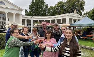 Die Winzerinnen und Winzer stoßen auf ein erfolgreiches Weinfest im Kurpark an. - Nicole Sielermann