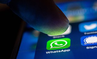 Das rassistische Beleidigungen per WhatsApp nicht folgenlos bleiben, zeigte ein Fall beim Bundesarbeitsgericht, bei dem solche Äußerungen in einer WhatsApp-Gruppe zu Kündigungen führten. - Zacharie Scheurer/dpa