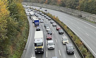 Ein Unfall auf der A2 bei Bielefeld hat am Montagmorgen für lange Sperrungen gesorgt – und wirft viele Fragen auf. - Paul Brinkmann (Symbolbild)