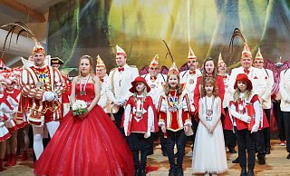 Endlich wieder Kinderkarneval: Auf dem großen Krönungsball für die kleinsten Jecken wurden Prinz Felix I. und Prinzessin Zoé I., mit ihren Paginnen Leonie Kraft und Fiona Siegert und dem Prinzenpaar der KG Rot-Weiße Garde Bernhard I. und Katharina I., offiziell proklamiert. - Silke Riethmüller