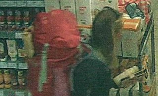 Dieses letzte Foto, aufgenommen von einer Überwachungskamera, zeigt Scarlett S. am Morgen ihres Verschwindens. - Polizei