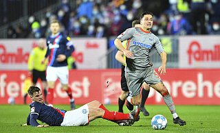 Marcel Mehlem (r.), der sich hier gegen den Kieler Simon Lorenz durchsetzt, feierte beim Paderborner 4:3-Sieg an der Ostsee ein gelungenes Comeback. - IMAGO/Beautiful Sports