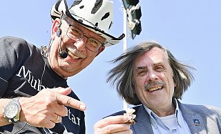 Moderator Rainer Straube schenkt dem Jurymitglied und Gütersloher Bürgermeister Norbert Morkes die Minikuh. - Uwe Caspar
