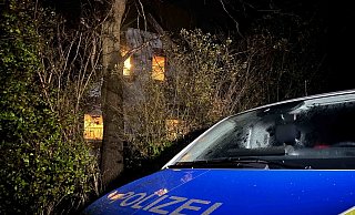 Noch in der Nacht durchkämmte die Polizei das gesamte Gebiet rund um das allein stehende Haus von Helmut Z.. - Charlotte Mahncke