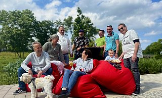 Das Organisationsteam bestehend aus Dirk Hinke (v. l.), Maren Werner, Peter Steinhardt, Thorsten Wessel, Andre Koch, Nico Sielermann, Bernd Ritter, Kirsten Beul (vorne), Nico Sielermann und Hund Hilde läuten an der Werre gemeinsam den Feierabend ein. - Danielle Dörsing