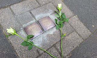 Nach dem Putzen legten die Teilnehmer der Aktion weiße Rosen neben den Steinen ab. - Celina Allard