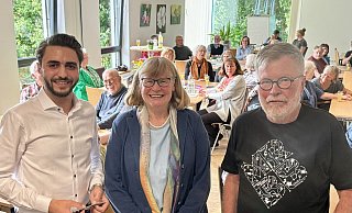 Samir Al Najjar (v.l.), Anne Beckmann und Karl Hankel bilden den Vorstand des Vereins Asyl Spenge und begrüßten die Gäste im Bürgerzentrum. - Britta Bohnenkamp-Schmidt