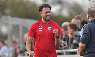 FC Güterslohs Coach Julian Hesse und sein Team sind nach dem Sieg in Rhynern voll im Aufstiegskampf angekommen. - Jens Dünhölter