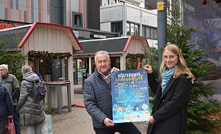 Jürgen Knabe und Katharina Vötter freuen sich auf den Höxteraner Weihnachtsmarkt, der vier Wochen lang weihnachtliche Atmosphäre, Live-Musik und ein buntes Rahmenprogramm für die ganze Familie bietet. - Nicole Fischer