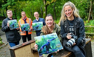 Sarah Jonek (v.r.) und Yvonne Liebold präsentieren den neuen Kalender. Im Hintergrund: Benjamin Ibler (v.l.), Matthias Seipel (Umweltbetrieb) und Martin Uekmann (Stadtwerke). - Barbara Franke