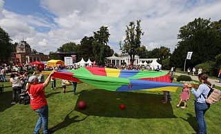 Buntes Spielvergnügen im Kurpark. - Nicole Sielermann