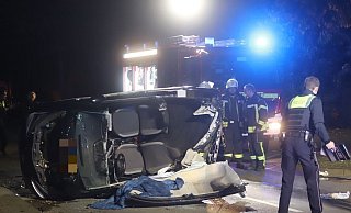 Beim Toyota trennte die Feuerwehr das Dach ab, um den Fahrer zu befreien. - Charlotte Mahncke